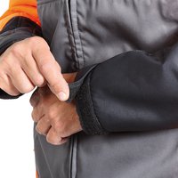 Chaqueta con protección contra cortes